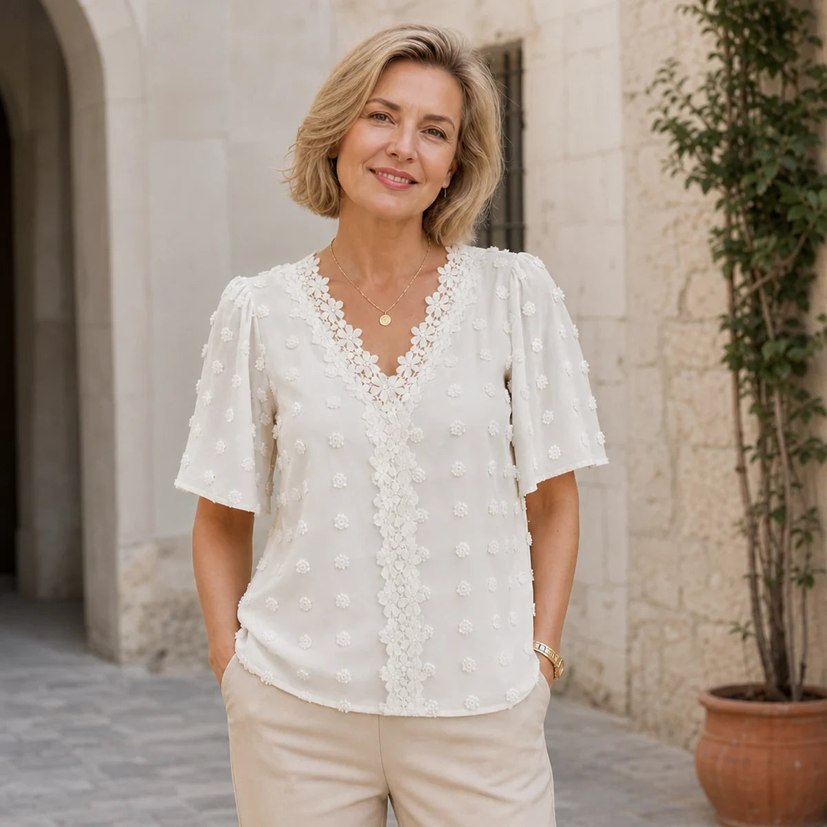 【Akciós ár】Elegáns francia stílusú rövid ujjú blúz V-nyakkal, jacquard mintával és csipkedíszítéssel