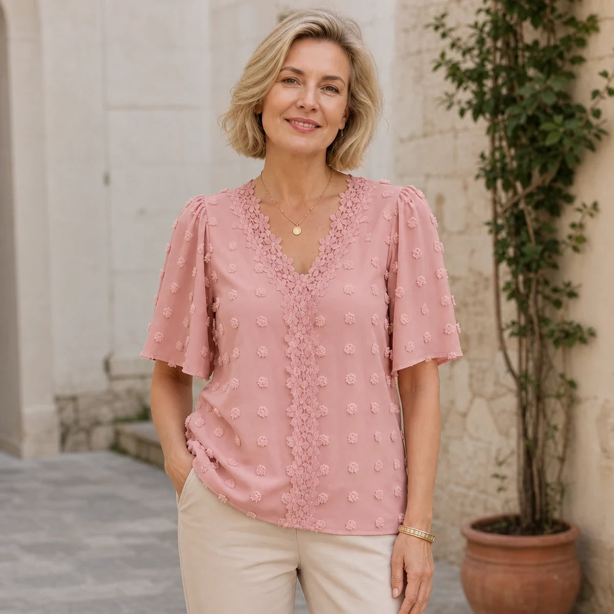 【Akciós ár】Elegáns francia stílusú rövid ujjú blúz V-nyakkal, jacquard mintával és csipkedíszítéssel